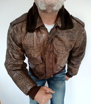 Bomber cuero auténtico cuello forrado. M. Medidas 