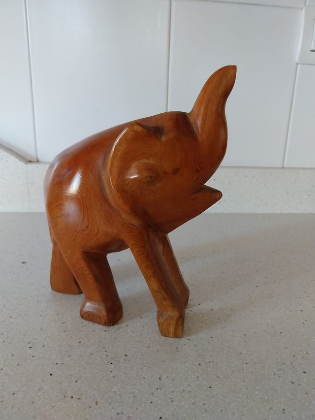 Figura artesanal de madera elefante