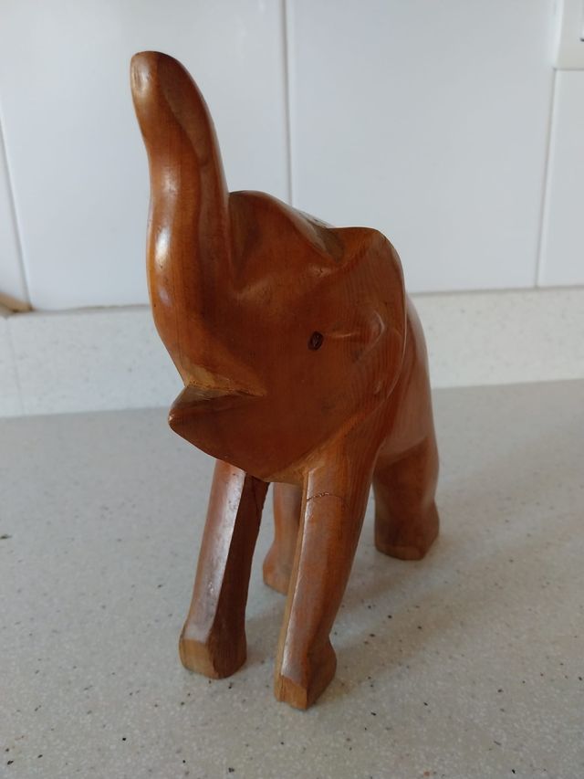 Figura artesanal de madera elefante