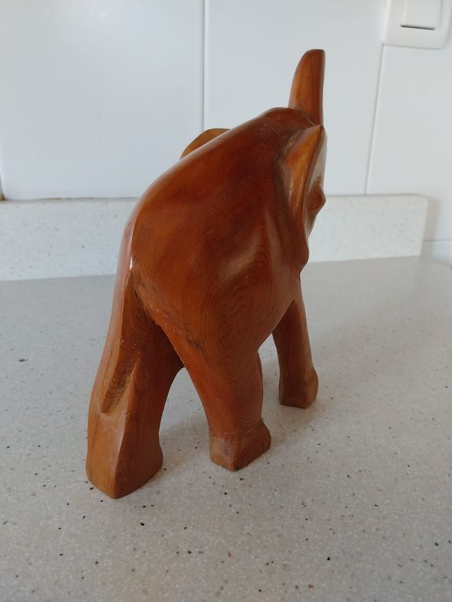 Figura artesanal de madera elefante