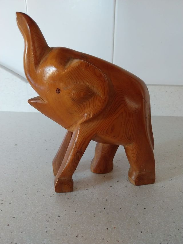 Figura artesanal de madera elefante