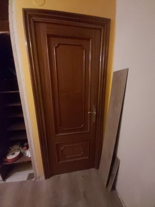 Puertas con marcos y embellecedores