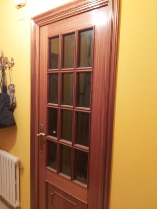 Puertas con marcos y embellecedores