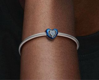 Charm corazón giratorio azul