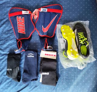 Botas+ espinilleras nike +3 pares medias