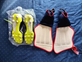 Botas+ espinilleras nike +3 pares medias