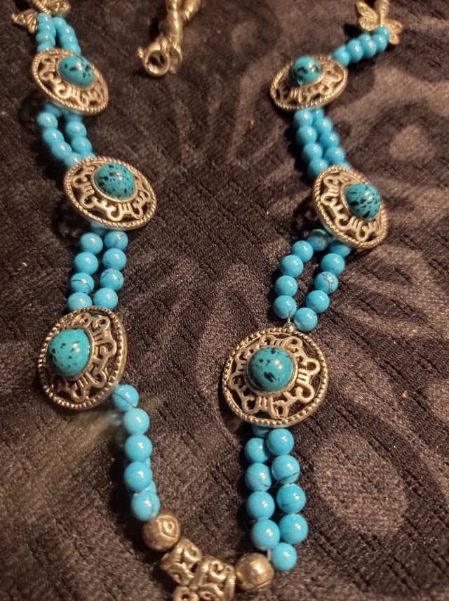 Collar amuleto turquesas mariposas y hojas