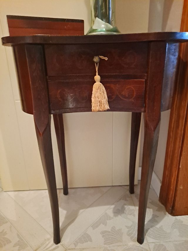 Mesa riñonera de madera con marqueteria