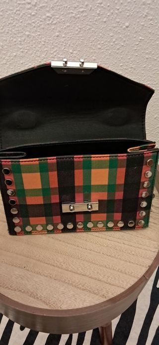 Pequeño bolso hombro cuadros Zara. Forma sobre anc