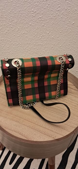Pequeño bolso hombro cuadros Zara. Forma sobre anc
