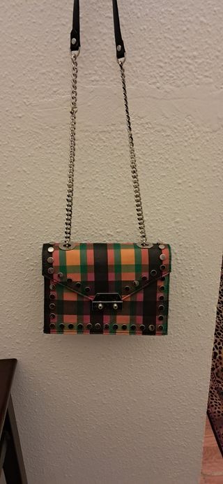 Pequeño bolso hombro cuadros Zara. Forma sobre anc