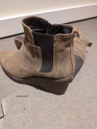 Botas bege/castanhas de cunha