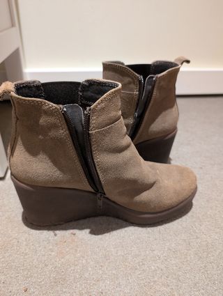 Botas bege/castanhas de cunha