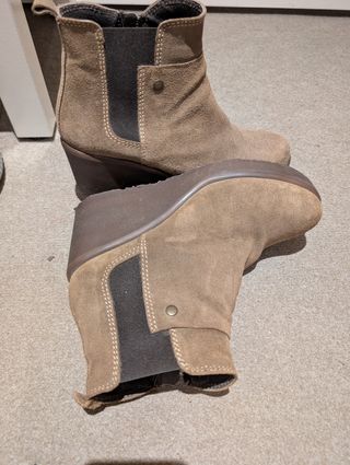 Botas bege/castanhas de cunha