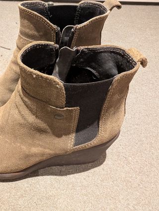 Botas bege/castanhas de cunha