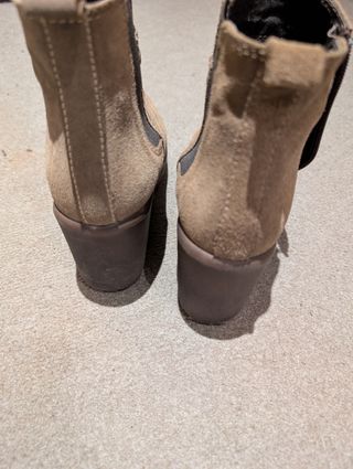 Botas bege/castanhas de cunha