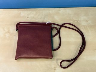 Bolso pequeño de piel marrón