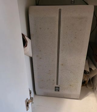 Equipo sonido home cinema Yamaha con subwoofer.