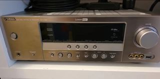 Equipo sonido home cinema Yamaha con subwoofer.