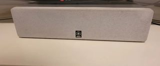 Equipo sonido home cinema Yamaha con subwoofer.