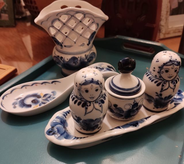 Servilletero, salpimentero Matrioska y cuchara