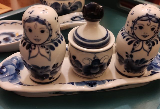 Servilletero, salpimentero Matrioska y cuchara