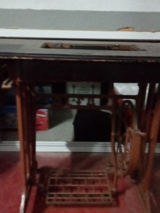 Patas de maquina de coser antigua