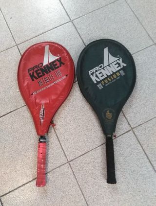 Raquetas de tenis antiguas y pelotas 
