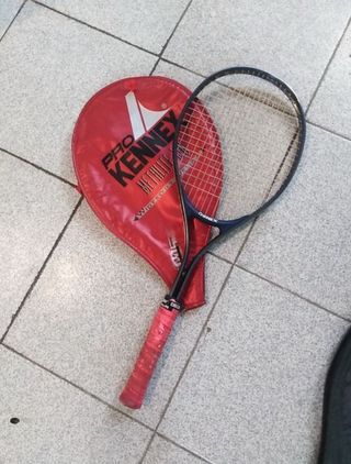 Raquetas de tenis antiguas y pelotas 