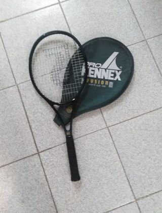 Raquetas de tenis antiguas y pelotas 