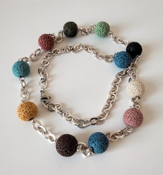Collana con pietra lavica colorata