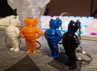 Llaveros muñeco kaws chum