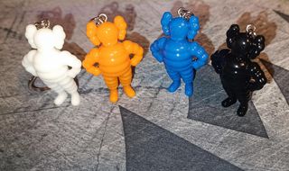 Llaveros muñeco kaws chum