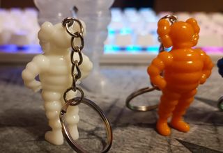 Llaveros muñeco kaws chum