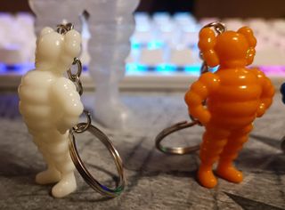 Llaveros muñeco kaws chum