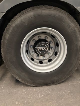 Cubrebuje logo volvo