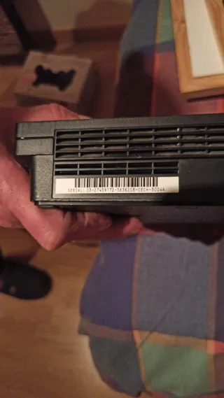 PS3 Slim Cech 3004 a más mandos más cables.