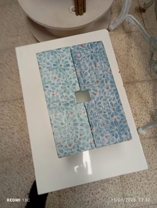 Banco pequeño de madera hecho a mano