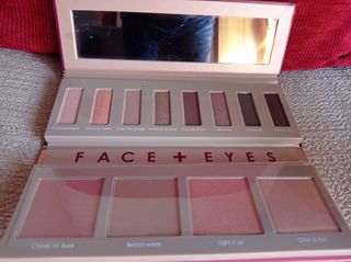 PALETA SOMBRAS DE OJOS Y BLUSH