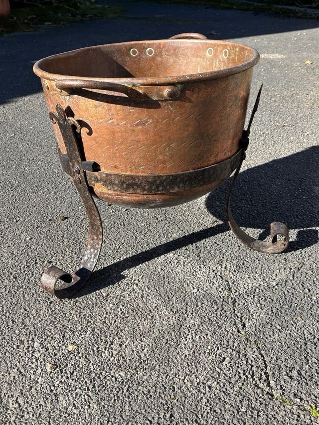 Caldero de cobre antiguo con peana