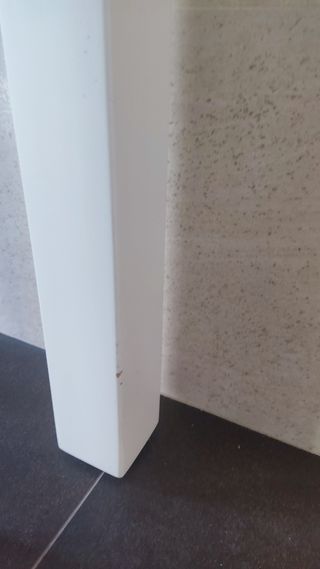 Mesa auxiliar cocina con taburetes.