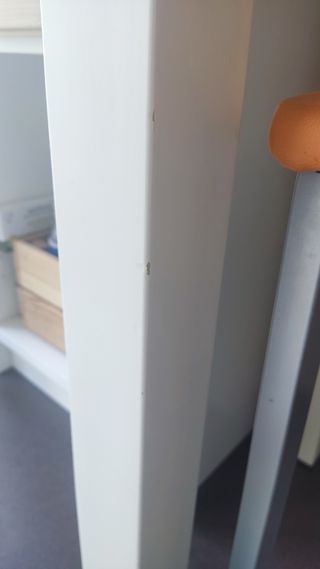 Mesa auxiliar cocina con taburetes.