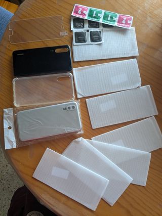 3 carcasas y protector pantalla Huawei P20