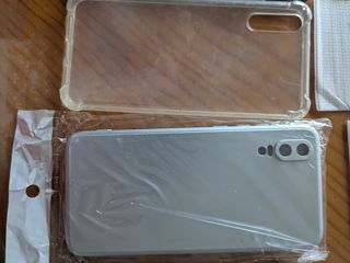 3 carcasas y protector pantalla Huawei P20