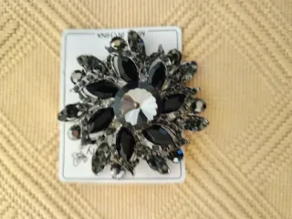 Pendientes y broche de bisutería