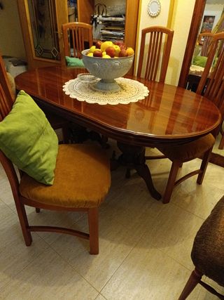Mueble ,mesa y sillas