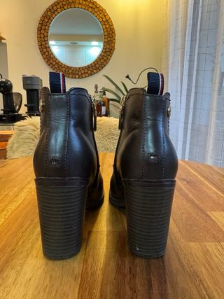 Botas de tacón de piel auténtica Tommy Hilfiger 37