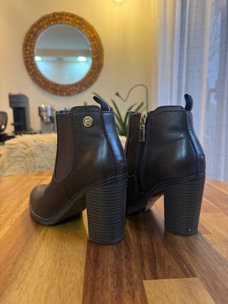 Botas de tacón de piel auténtica Tommy Hilfiger 37