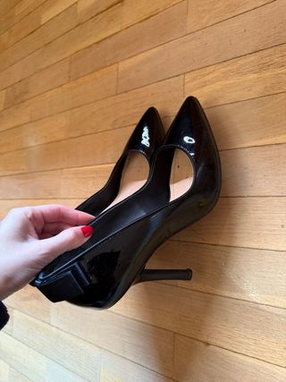 Zapatos de tacon de charol negro de Minelli