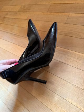 Zapatos de tacon de charol negro de Minelli